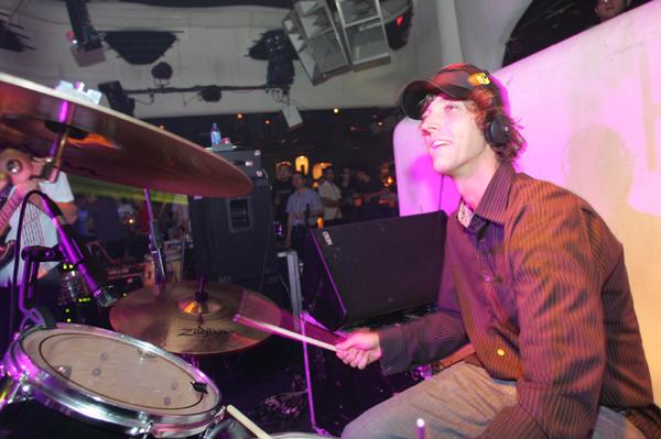Jon Kennedy s kapelou v klubu Roxy